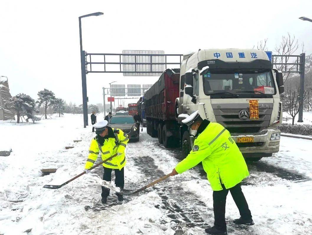 “雪警”守护平安路