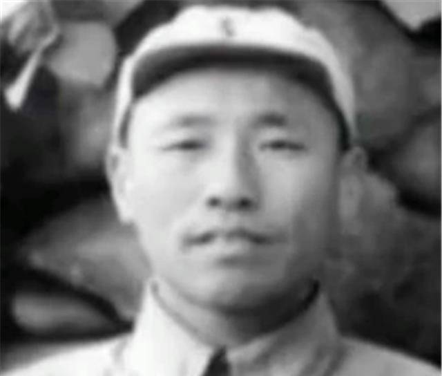 1943年司令员正在开会，手枪队长突然闯入，司令员被当场枪杀